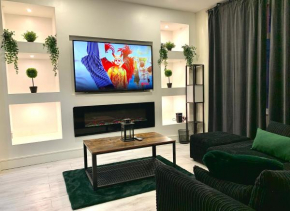 Immaculate Modern Home with parking - Sleeps 8 -